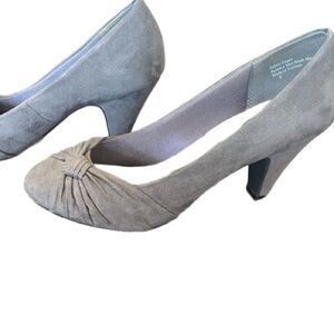 Abella Women's Gray Suede Pumps